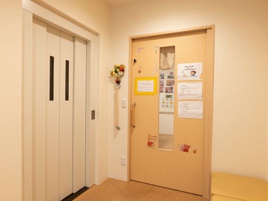 居室入口と掲示物