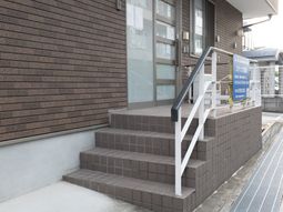 玄関前の階段と手すり