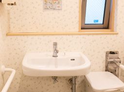 清潔な洗面とトイレ