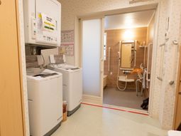 洗濯機とトイレの室内