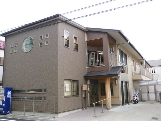 茶色い外壁の建物