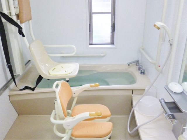 バリアフリー浴室設備 浴室 快適な入浴を支援する設備が整った浴室です。清潔感のあるデザインで、利用者の安全と利便性を考えた作りになっています。