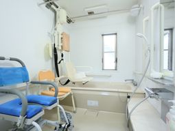 バリアフリー設計の浴室