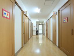 清潔な廊下と人影