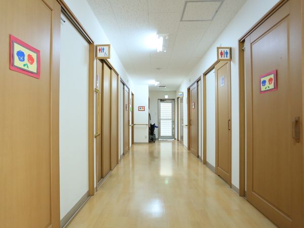 清潔な廊下と人影