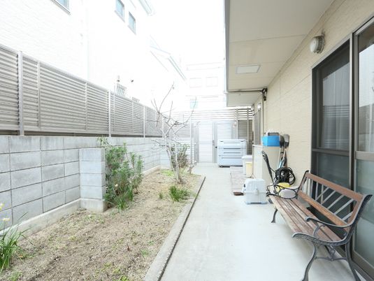 中庭の静かな景色