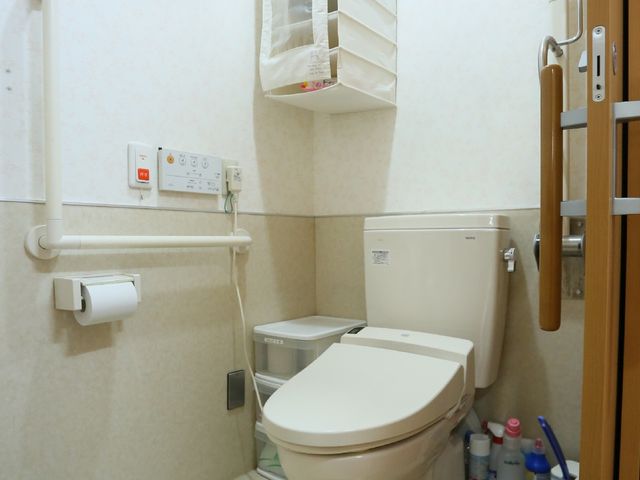 バリアフリートイレ機器配置 トイレ 手すり付きで使いやすい快適なトイレです。安心してご利用いただける環境が整っています。