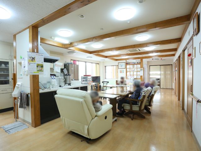 和風ダイニングルーム 食堂 温かみのある和風のダイニングで、入居者の方々がゆったりとくつろいでいます。居心地の良い食事スペースは就業の魅力の一つです。
