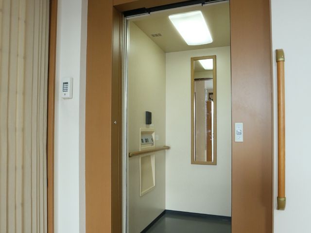 対面式カウンターの窓口 エレベーター 明るく清潔感のある対面式カウンターは、来訪者の受付やご相談に適しており、使い勝手を考えた設計です。