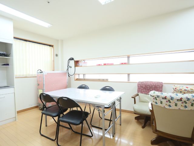 共有スペースの一角 共有スペース きれいに整備された居室は、落ち着いた環境で日常を過ごすための空間です。窓からは自然光が差し込み、穏やかな時間をお過ごしいただけます。