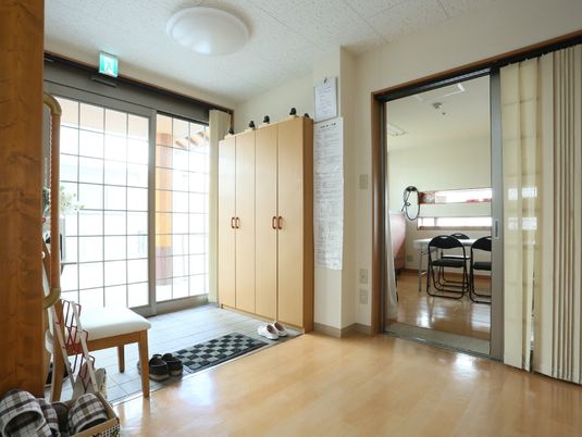 居室の入口と室内の様子