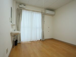 洗面台付きの明るい居室