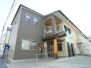 茶色い建物のエントランス
