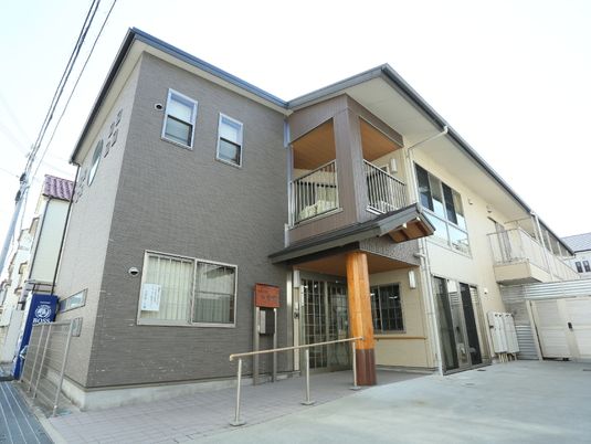 茶色い建物のエントランス