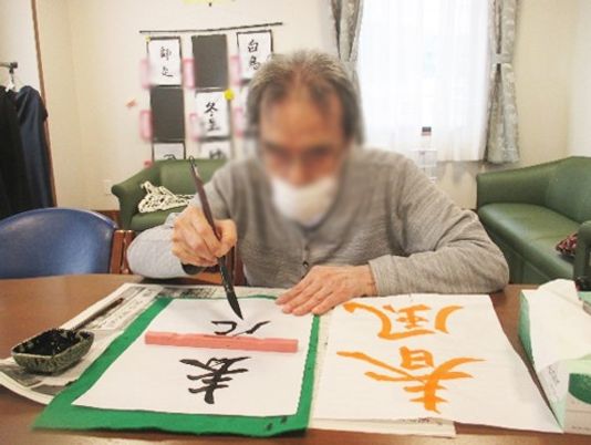書道を楽しむ人の室内