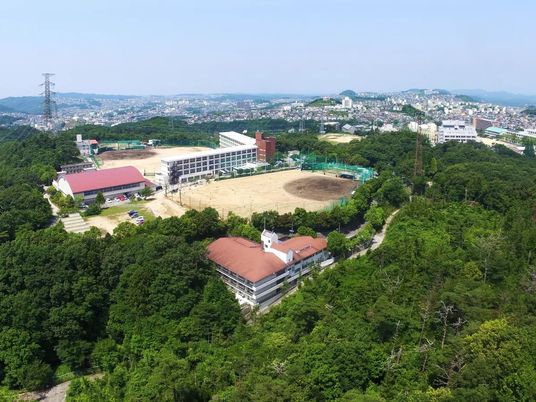 山間の施設外観  
