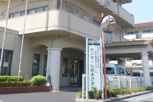 ゆったりとした施設の外観