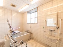 広々とした浴室