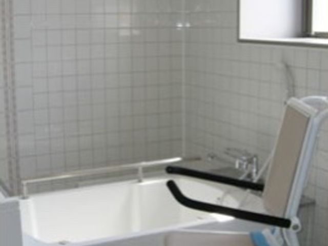 バリアフリー対応浴室 浴室 広々とした浴室には、安全に配慮された入浴補助椅子が設置されており、どなたでも快適にご利用いただけます。