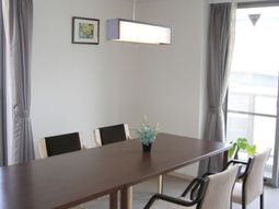 ダイニングテーブルと椅子