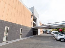 車が並ぶ建物外観