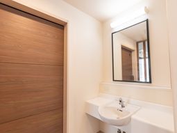 清潔な洗面台と照明