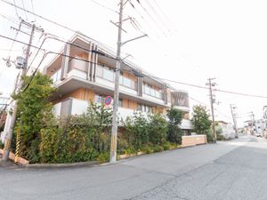 緑に囲まれた建物外観