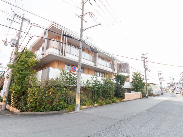 緑に囲まれた建物外観 外観 豊かな緑に囲まれ、穏やかな環境で働ける施設です。周囲の街並みも明るく、気持ちよく通勤できます。