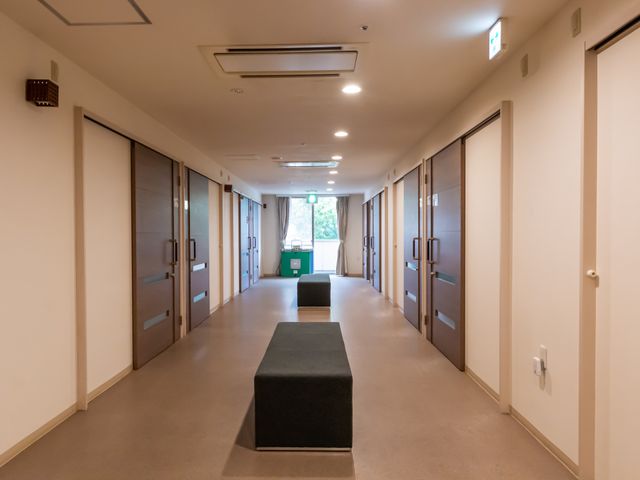 シンプルで清潔な廊下 廊下 明るい自然光が差し込む廊下です。落ち着いた雰囲気の中でリラックスした時間を過ごせます。