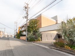 静かな通りの施設外観
