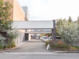 車が並ぶ施設の外観  