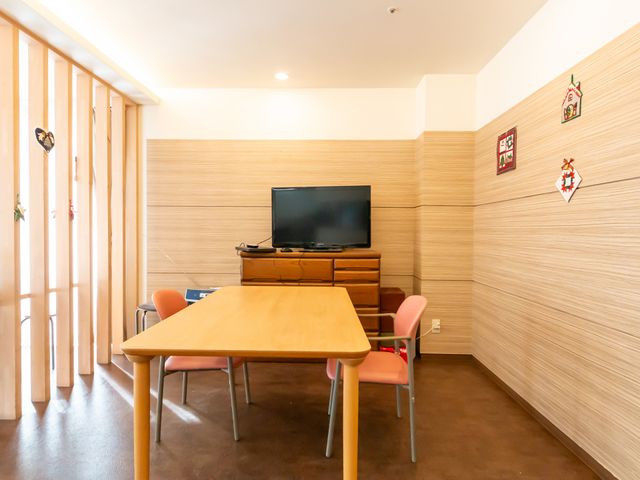 テレビとテーブルの部屋 リビング くつろぎのリビングで、居心地の良さを感じながらお仕事ができます。自然光が差し込む、快適な空間です。