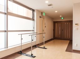 優しい光が差し込む廊下