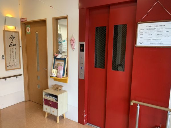 赤いエレベーターと廊下
