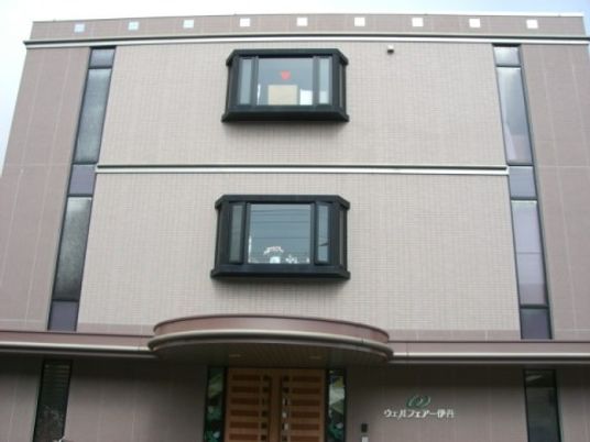 建物の正面外観