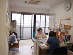 職員が作業する明るい部屋