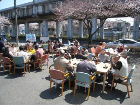 桜の下での食事風景