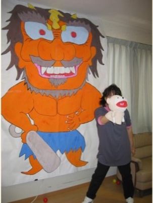 鬼の壁画と遊ぶ人