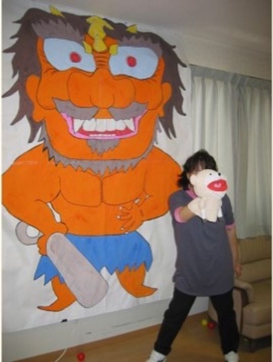 鬼の壁画と遊ぶ人