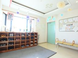 玄関ホールの明るい空間