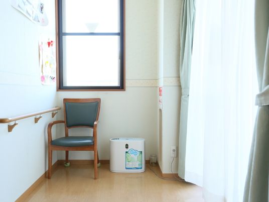 明るい居室の一角