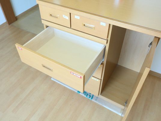 収納つきの木製デスク