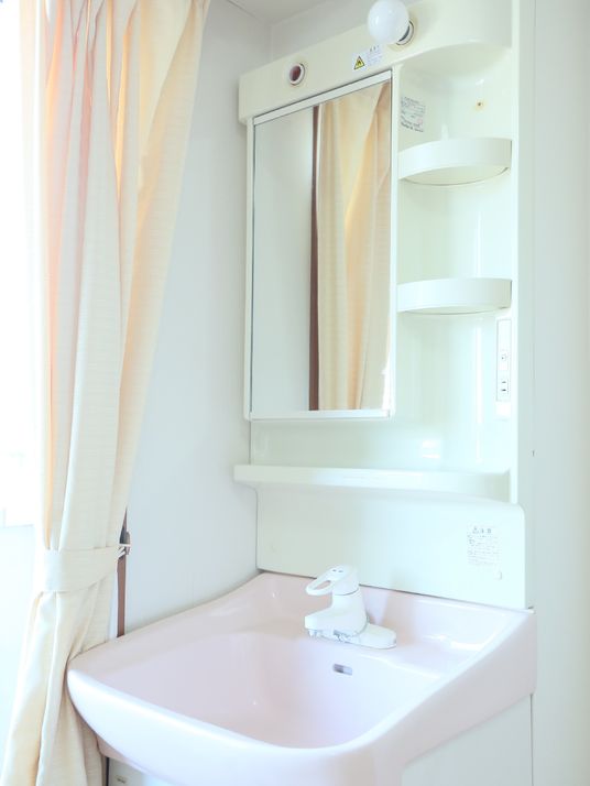 明るいベッド周りの機器