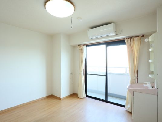 居室の明るい内装