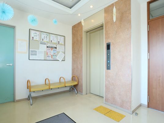 エレベーター前の待合スペース