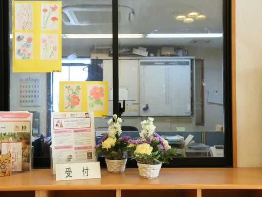 受付カウンターと掲示物