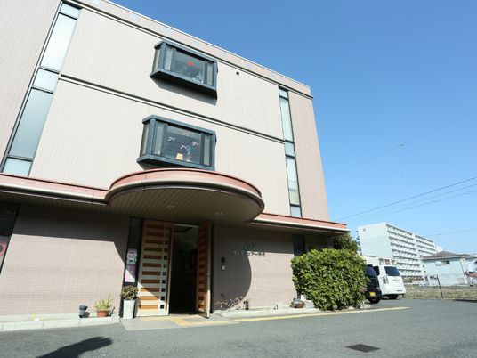 明るい日差しのエントランス