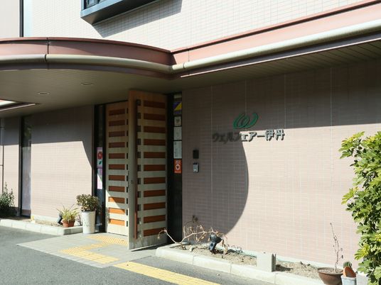 明るいエントランス前