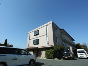 明るい日差しの外観