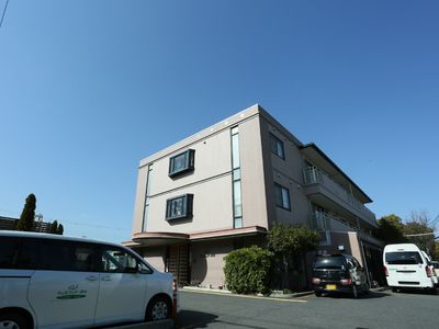 明るい日差しの外観